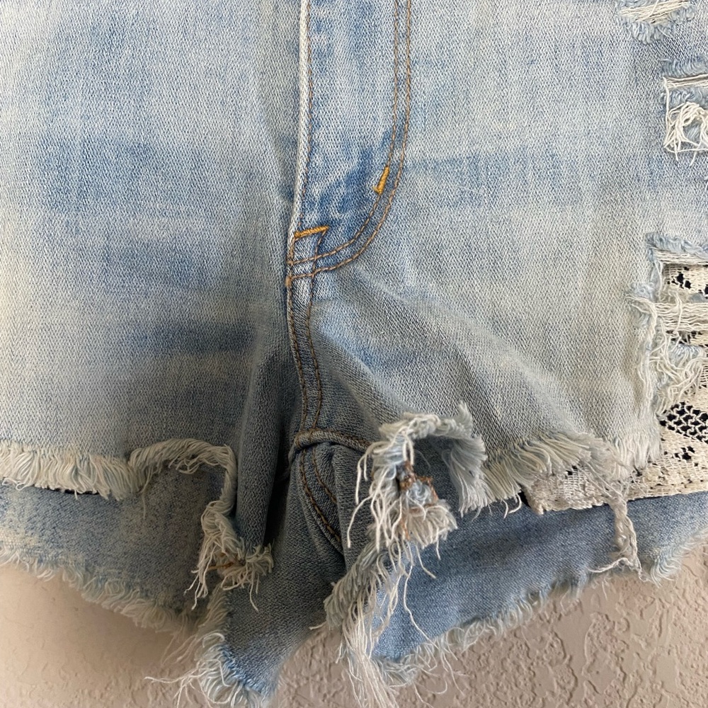 American Eagle Outfitters Light Wash Hi-Rise Shortie Distressed Fray Hem Sz 8 - Picture 5 of 9